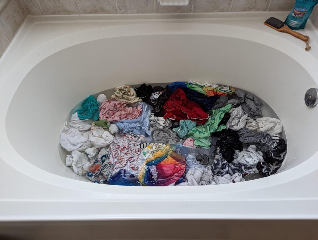 Washing your clothes in the bathtub: Pros and Cons